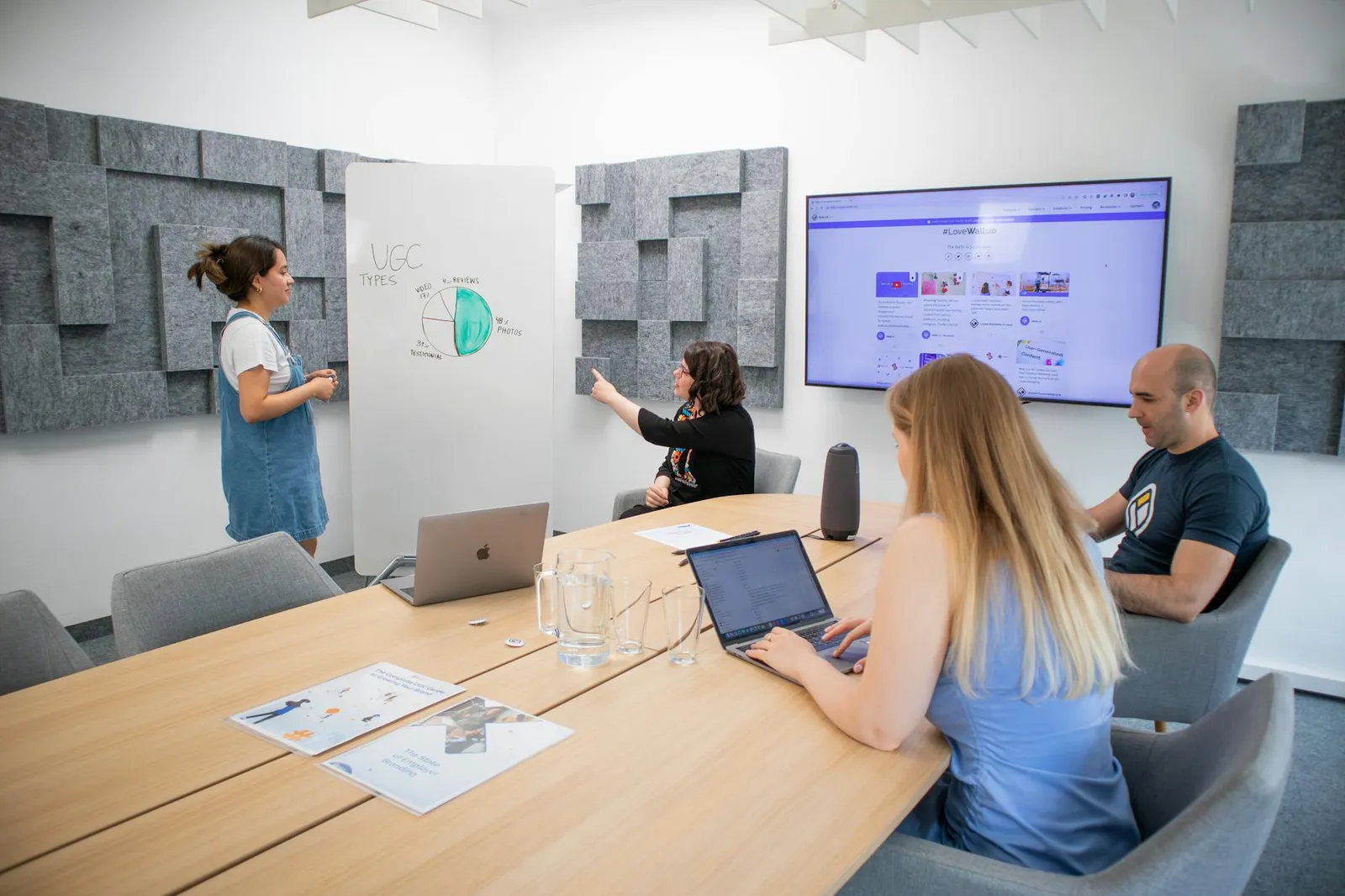 Équipe d'une agence SEO en réunion de travail