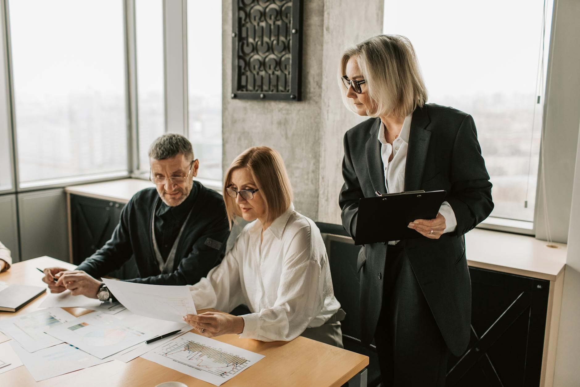 Budget d'une agence SEO assurance discuté lors d'une réunion d'équipe