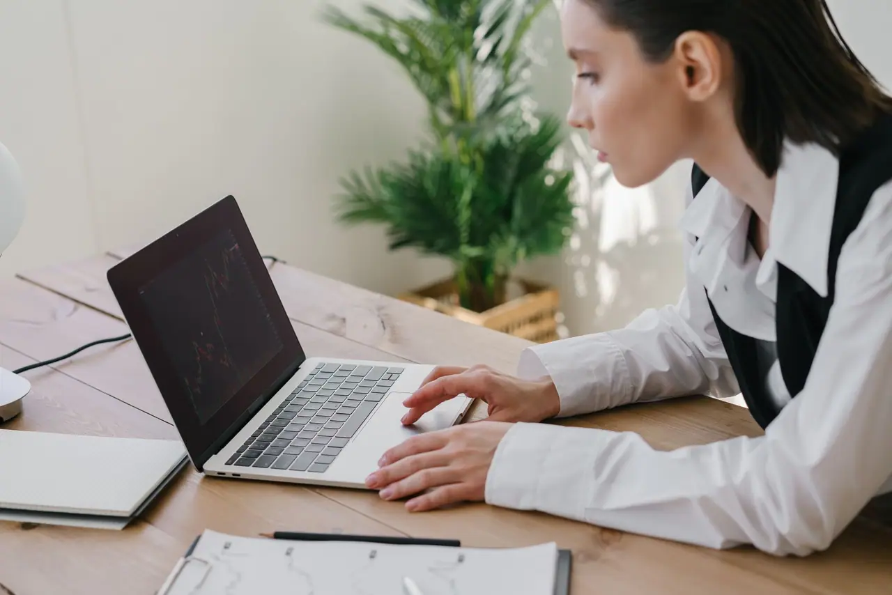 Consultant SEO analysant la stratégie de référencement d'un site sur son ordinateur