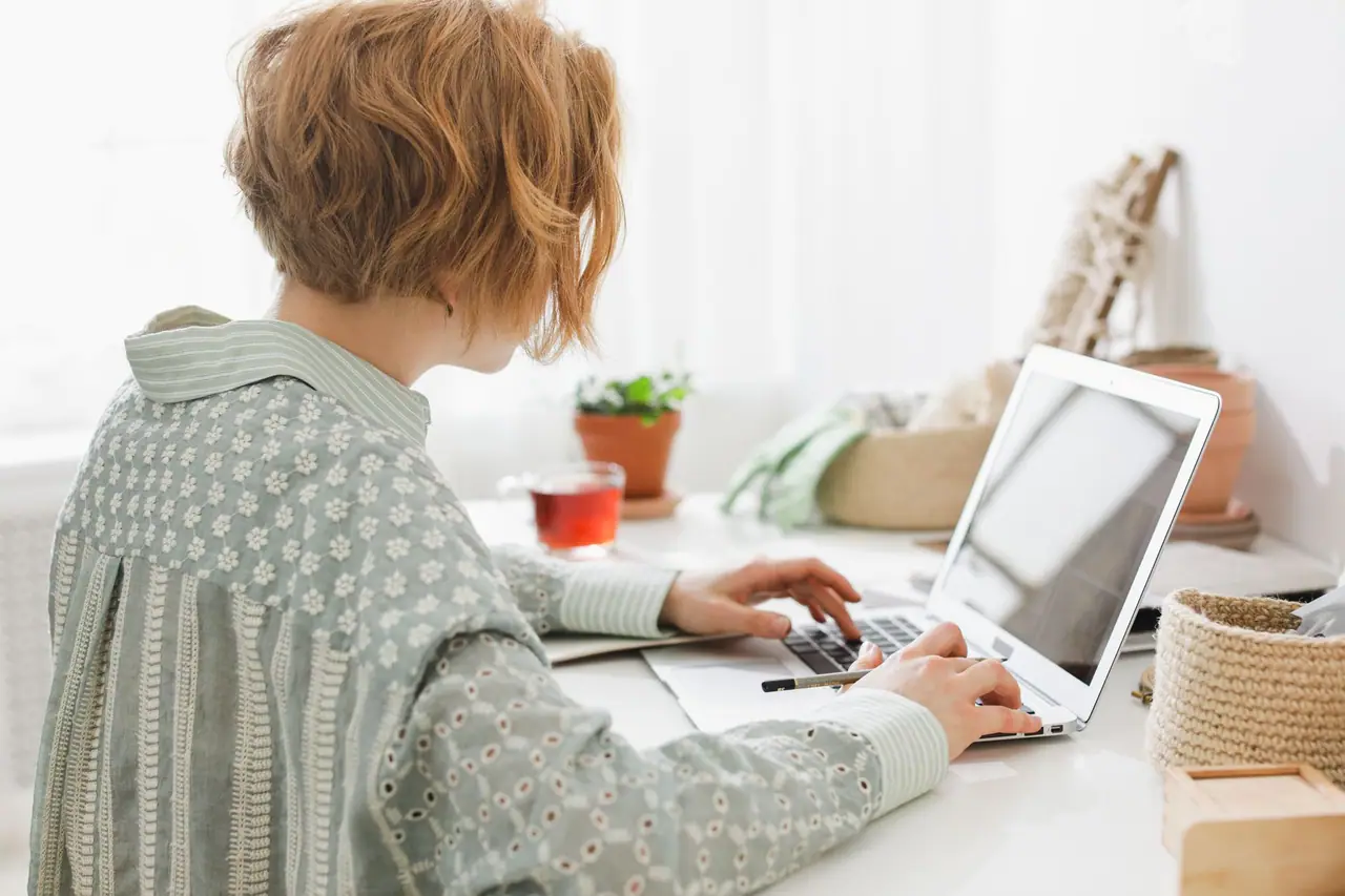Consultant SEO freelance travaillant sur un ordinateur portable