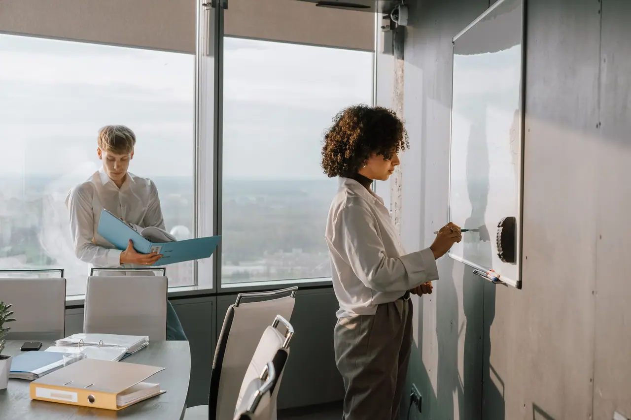 Comparaison entre freelance et agence SEO sur un tableau