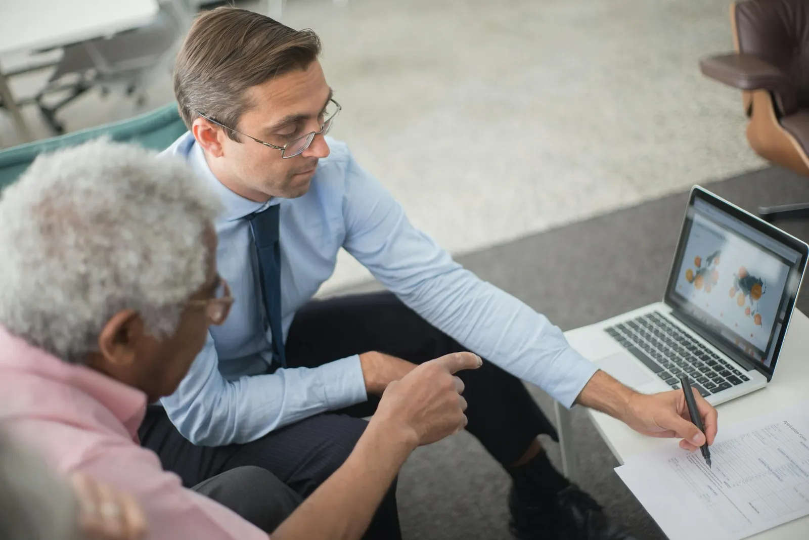Consultant SEO à Grasse analysant le référencement d'un site client