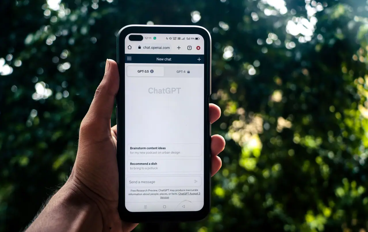 Personne consultant la réputation en ligne d'une entreprise sur mobile