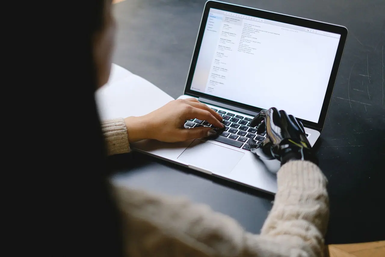 Personne dialoguant avec une intelligence artificielle générative sur un ordinateur