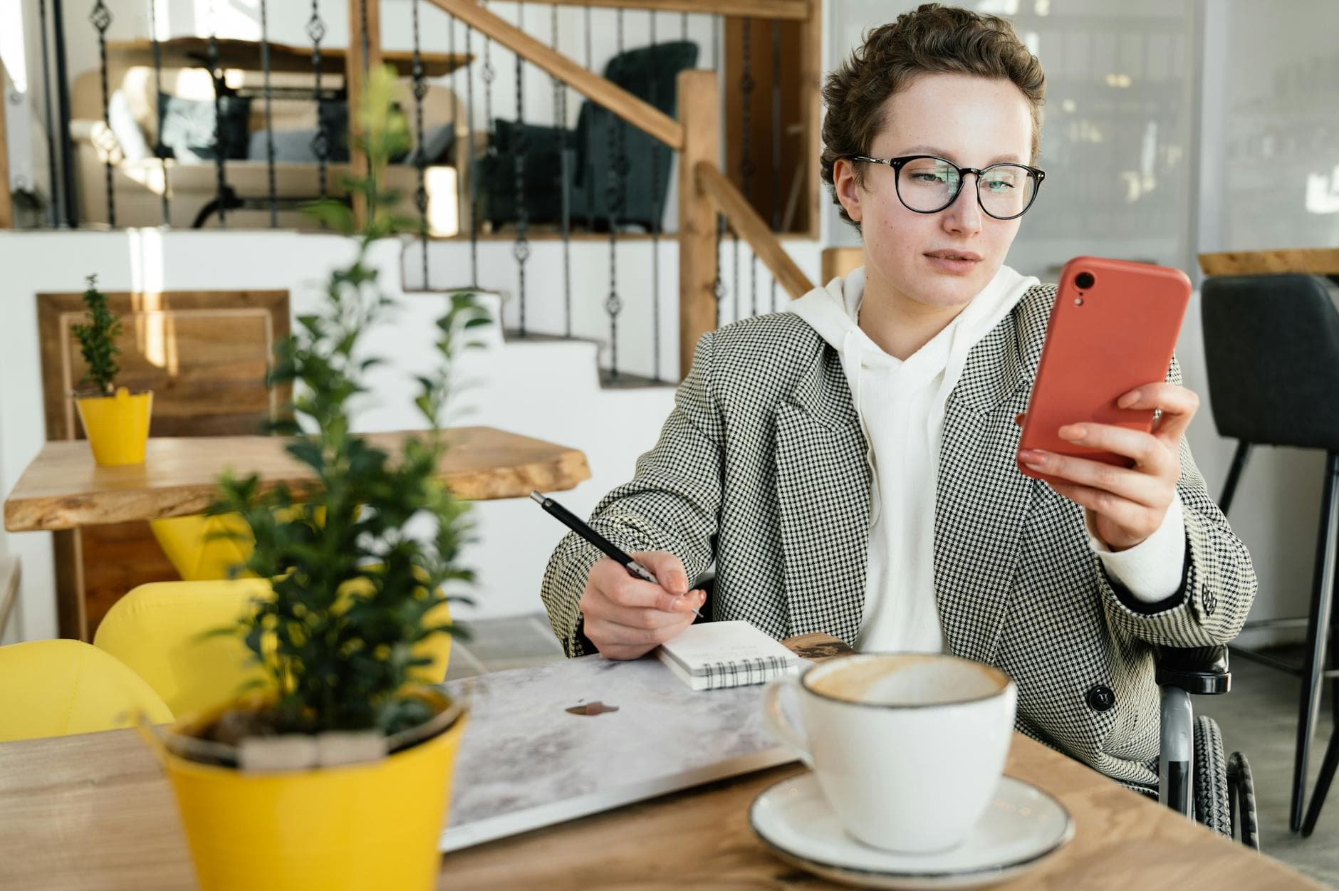 Recherche affichant le pack local Google sur smartphone