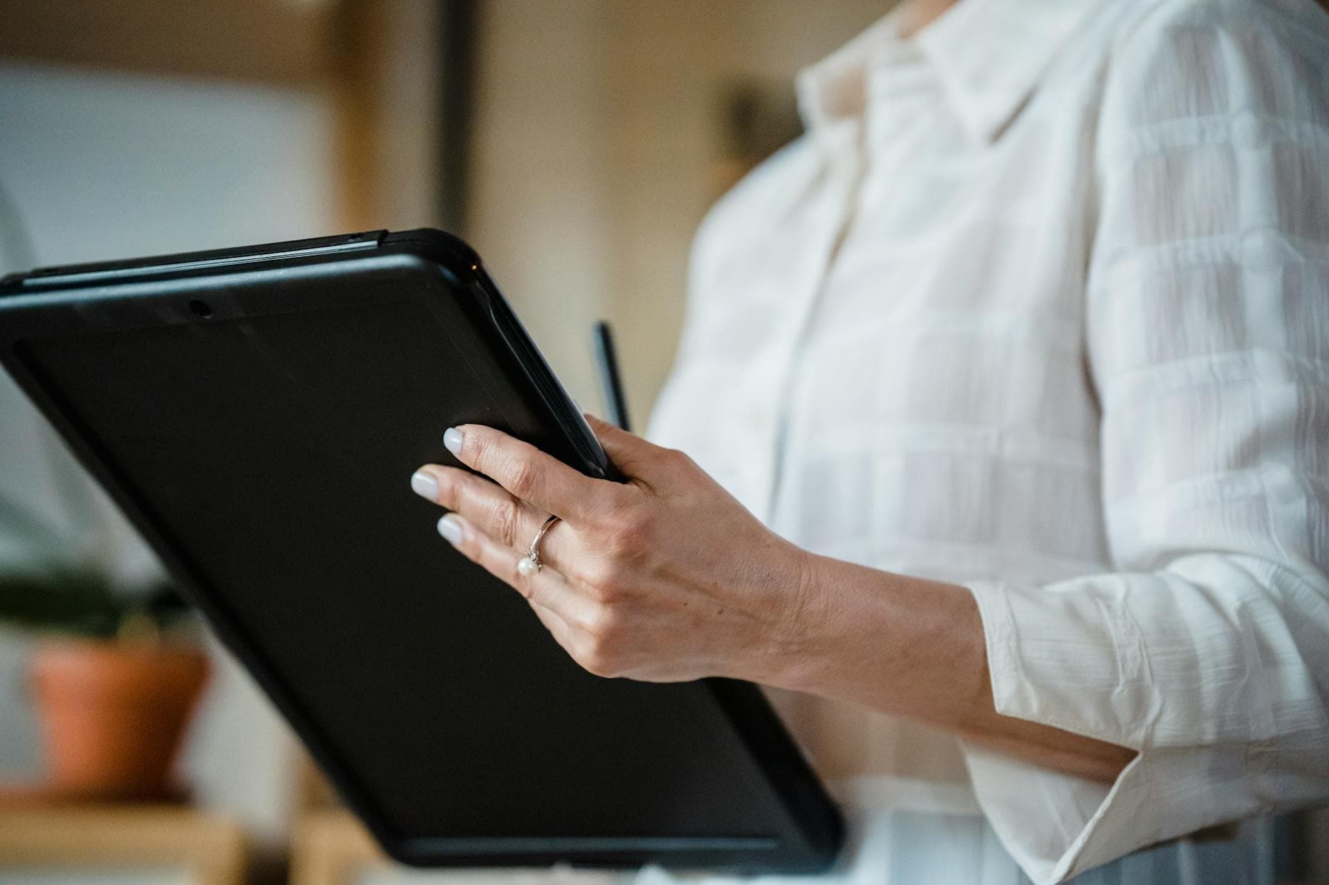 Gérant consultant les avis de sa fiche pour le pack local Google