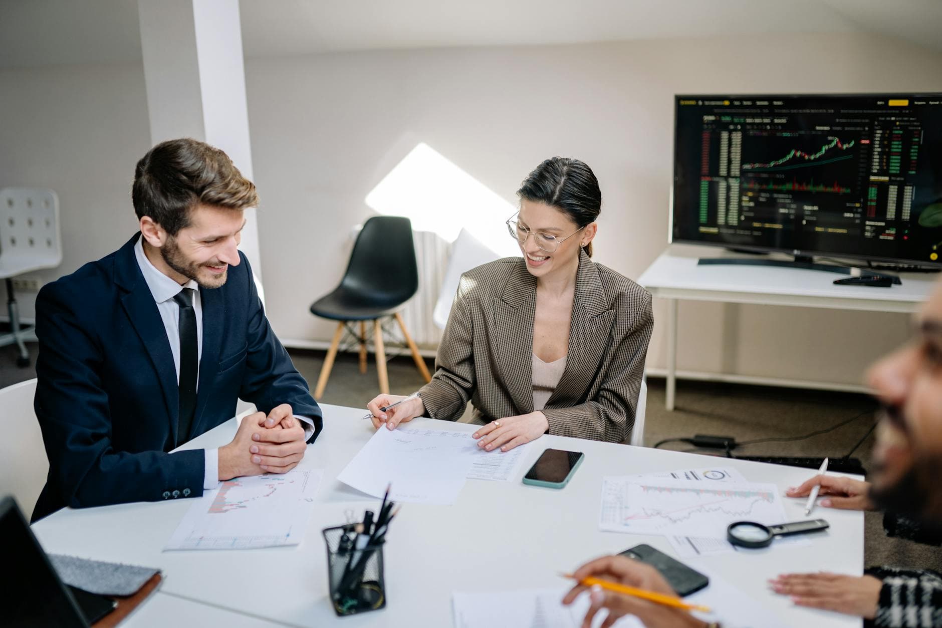 Equipe analysant la part de voix IA par moteur génératif