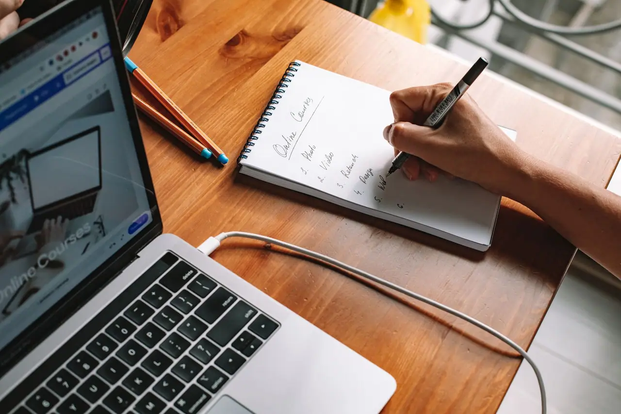 Recherche de mots-clés sur un ordinateur avec des notes