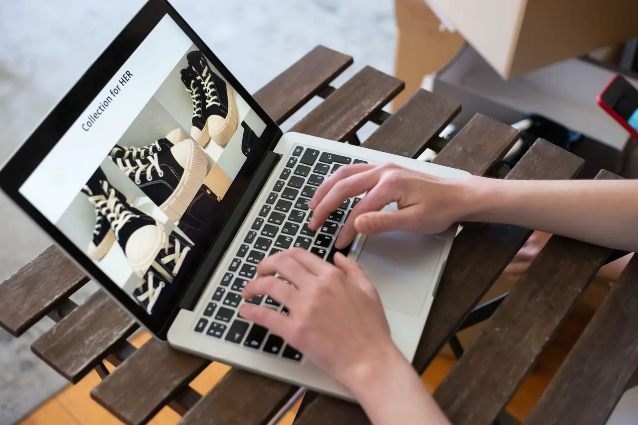 Boutique Shopify et données de référencement analysées sur un écran