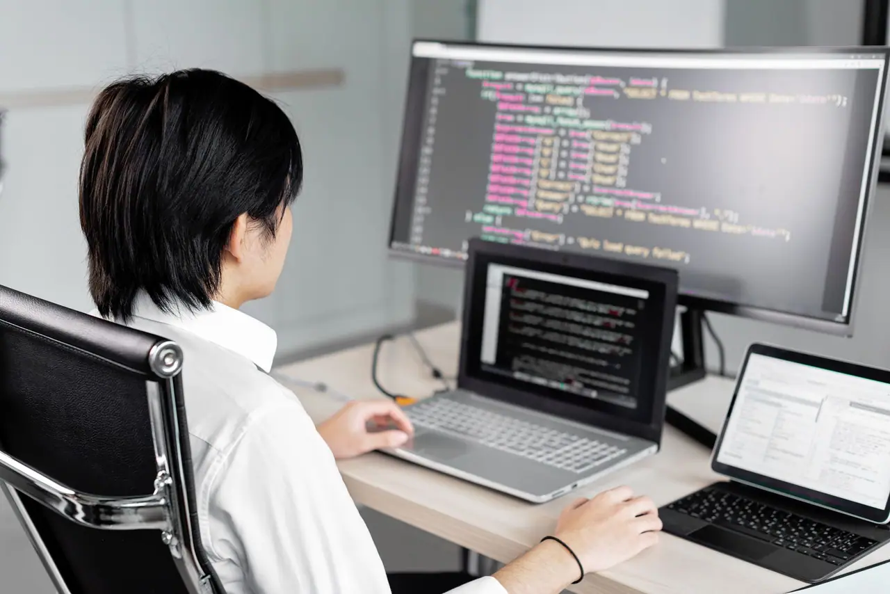 Développeur analysant les aspects techniques d'un site web sur un écran