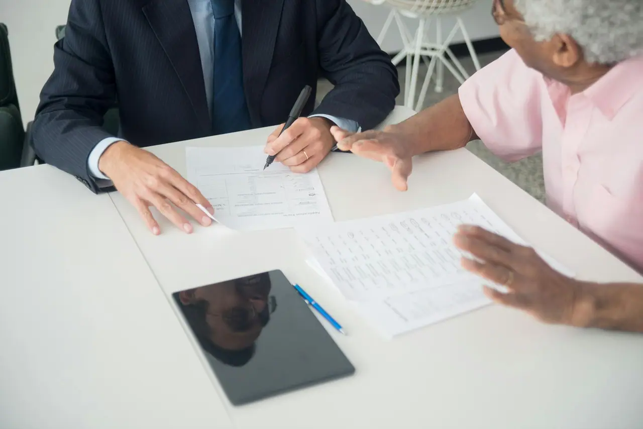 Agence SEO avocat travaillant sur la stratégie de référencement d'un cabinet juridique Agence SEO avocat travaillant sur la stratégie de référencement d'un cabinet juridique