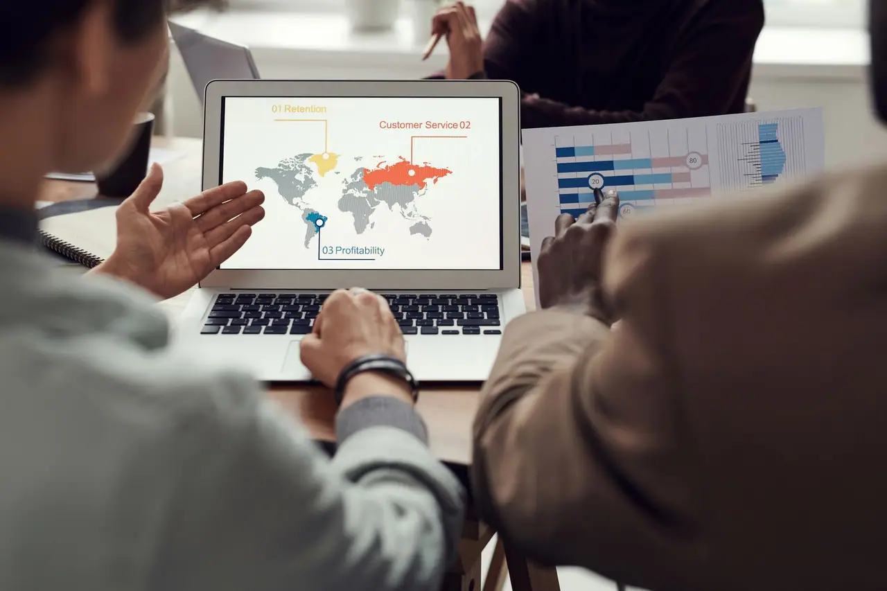 Équipe d'une agence SEO e-commerce analysant un tableau de bord Équipe d'une agence SEO e-commerce analysant un tableau de bord