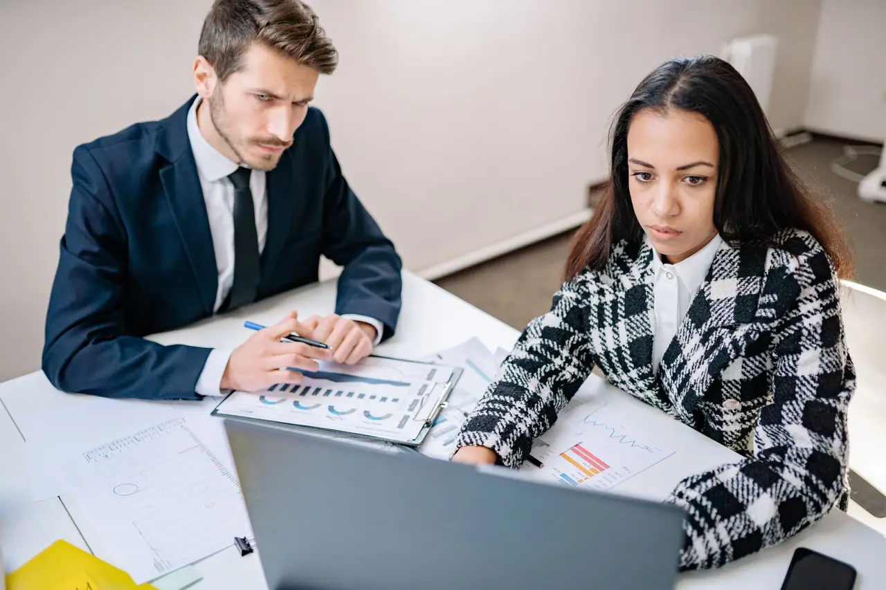 Restitution d'un audit SEO avec liste d'actions priorisées sur un bureau Restitution d'un audit SEO avec liste d'actions priorisées sur un bureau
