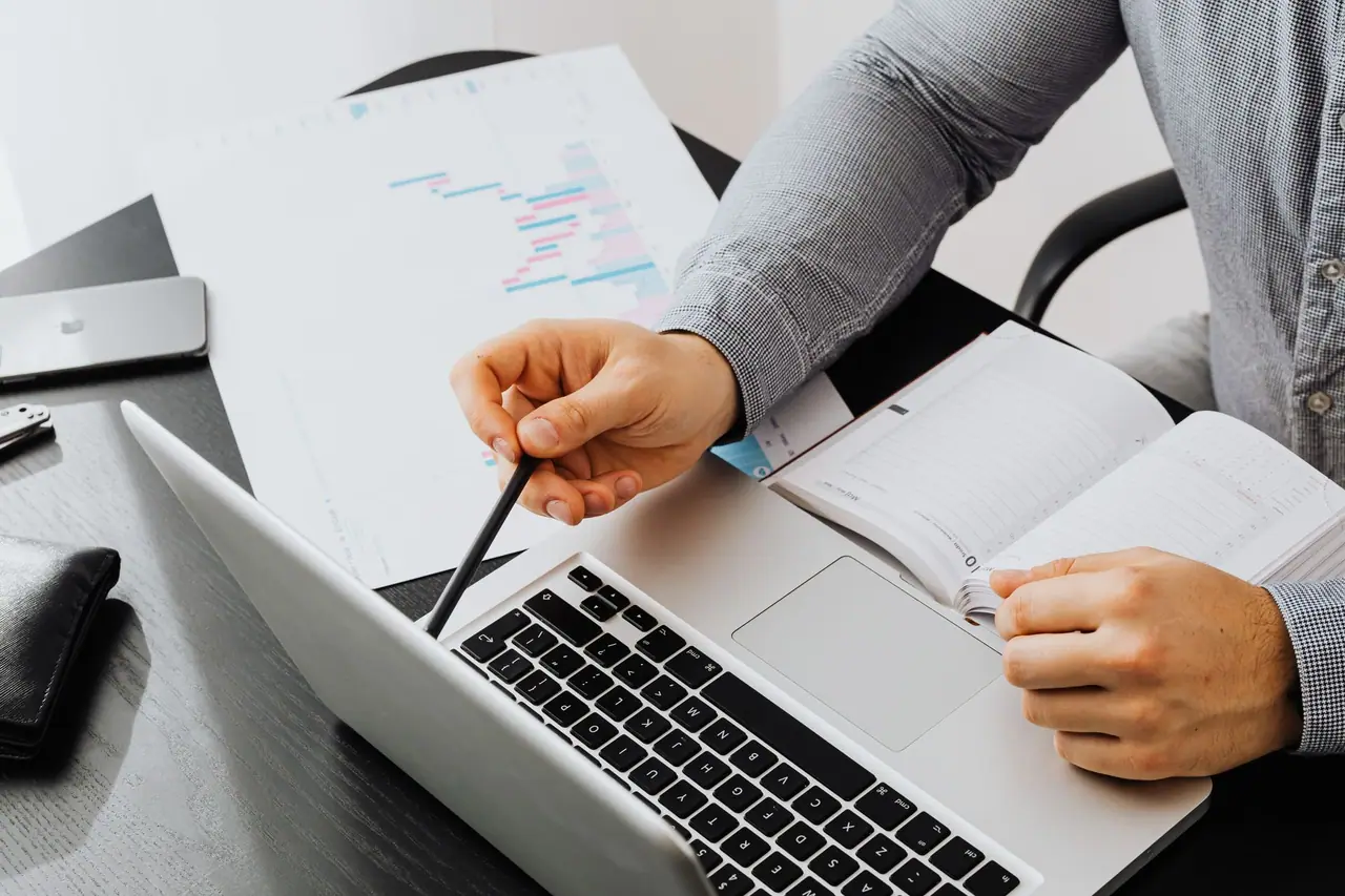 Audit SEO gratuit d'un site affiché sur un écran Audit SEO gratuit d'un site affiché sur un écran