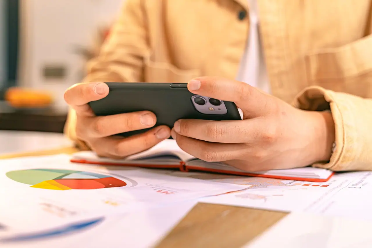 Client consultant les avis Google d'une entreprise sur son smartphone Client consultant les avis Google d'une entreprise sur son smartphone
