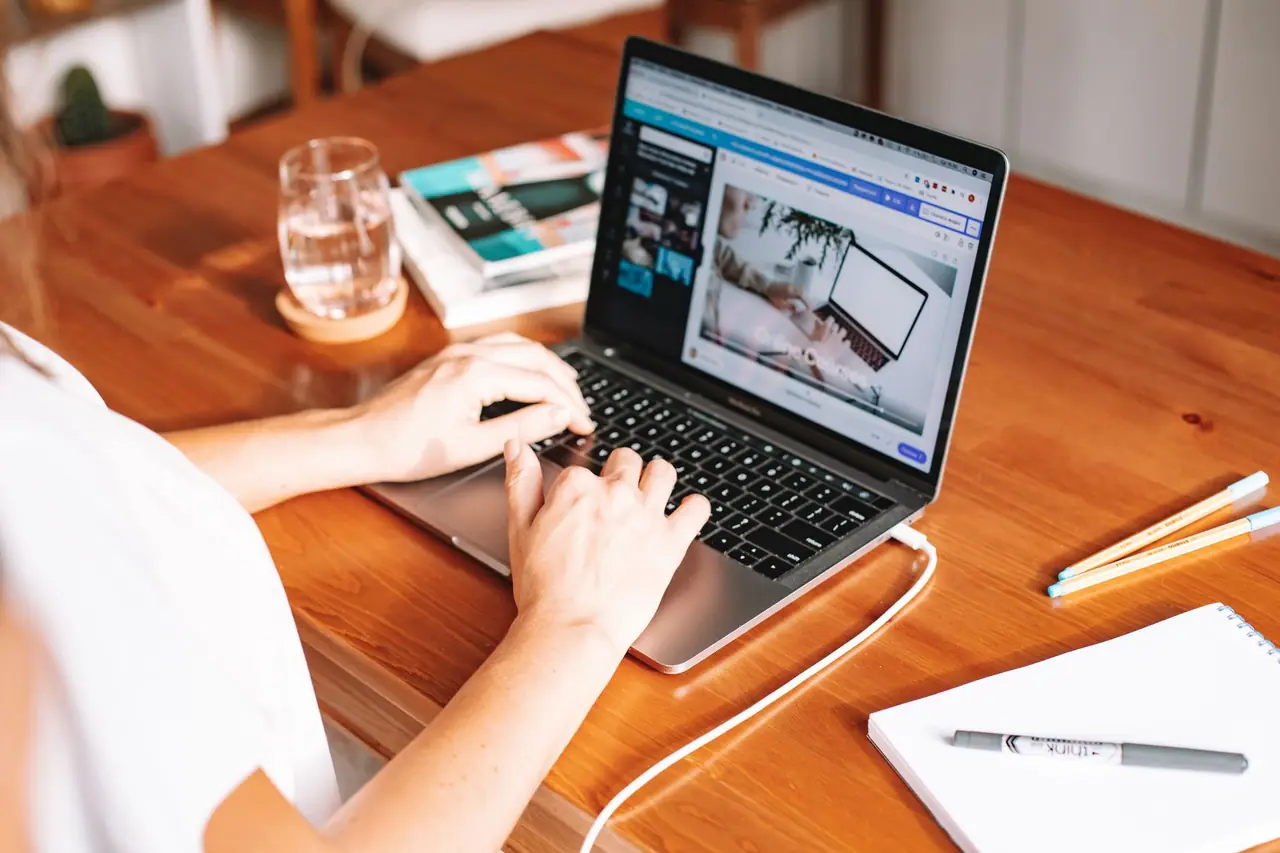 Personne rédigeant un article de blog optimisé sur un ordinateur portable Personne rédigeant un article de blog optimisé sur un ordinateur portable