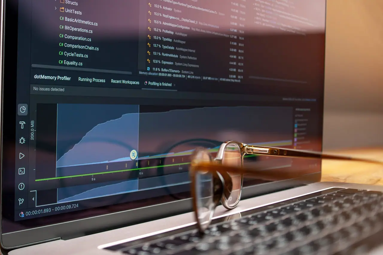 Développeur optimisant la performance d'un site web sur son écran Développeur optimisant la performance d'un site web sur son écran