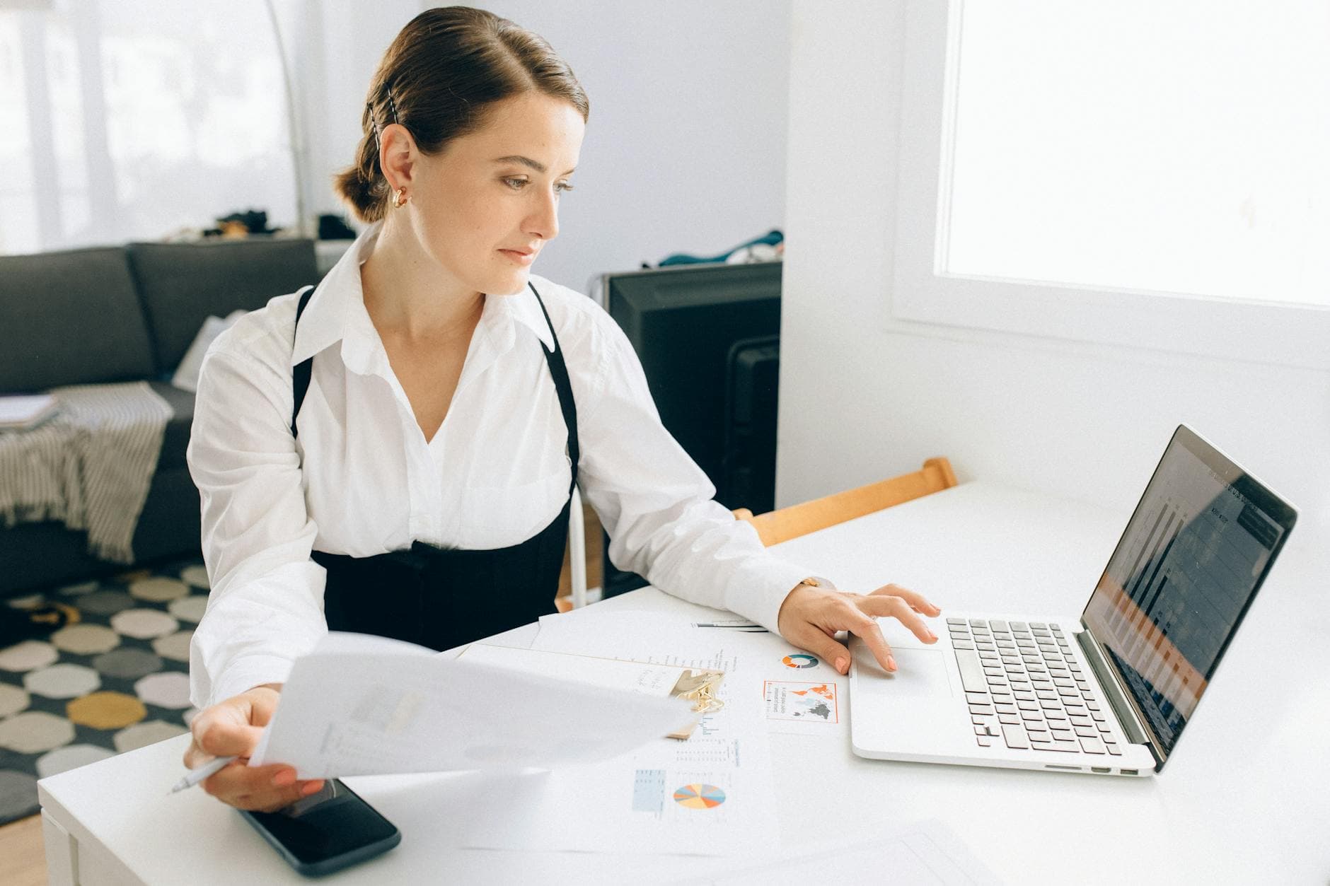 Dirigeant analysant un rapport de mauvaise agence SEO sur ordinateur