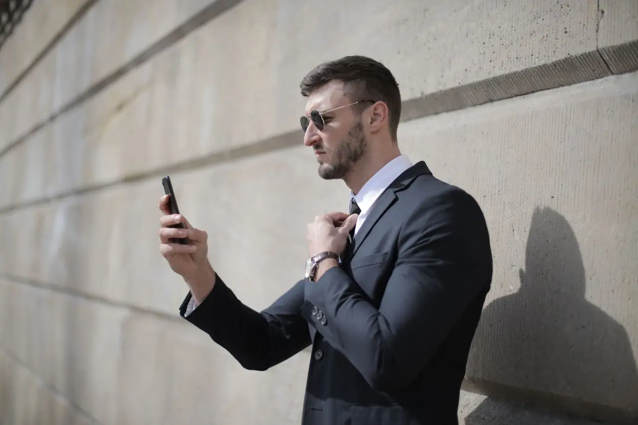 Personne utilisant la recherche vocale sur son smartphone dans la rue Personne utilisant la recherche vocale sur son smartphone dans la rue