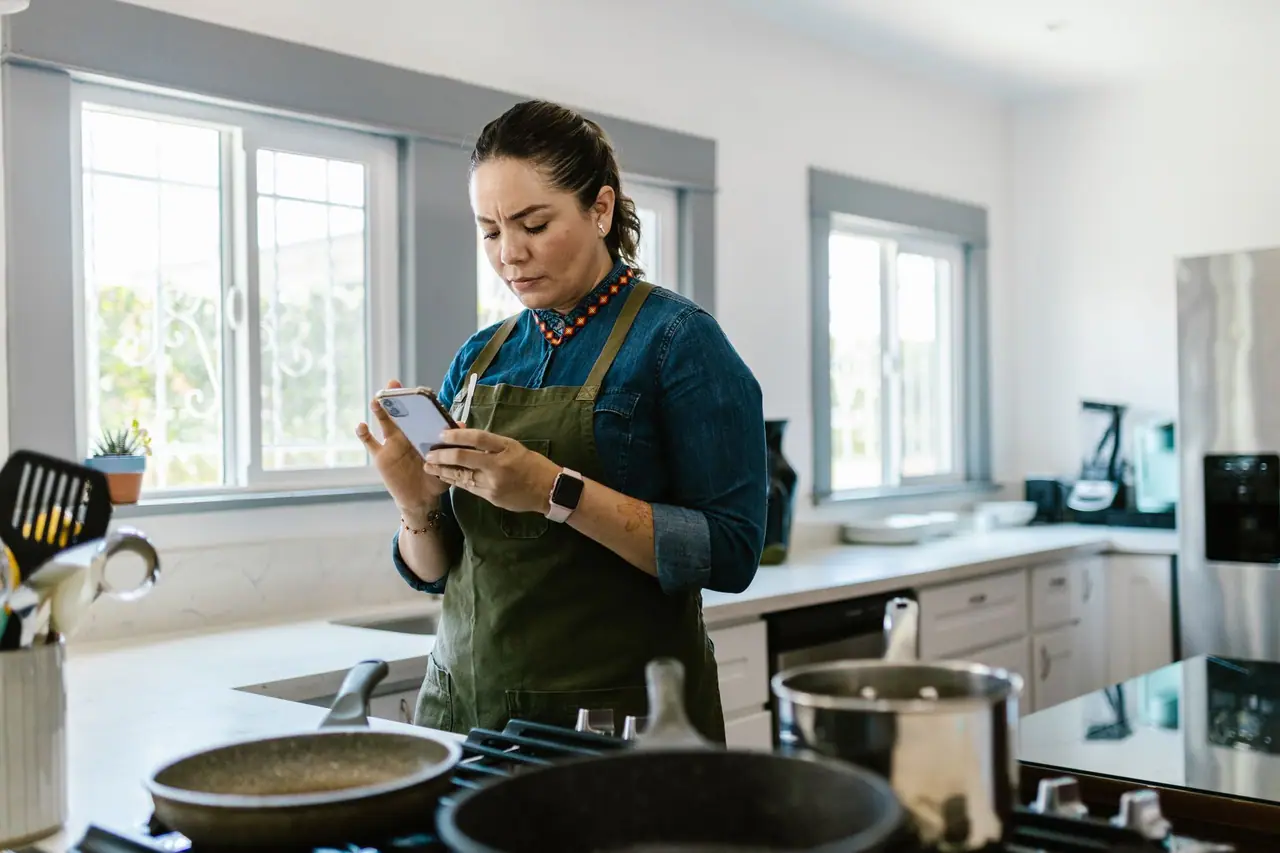 Enceinte connectée et smartphone utilisés pour une recherche vocale Enceinte connectée et smartphone utilisés pour une recherche vocale