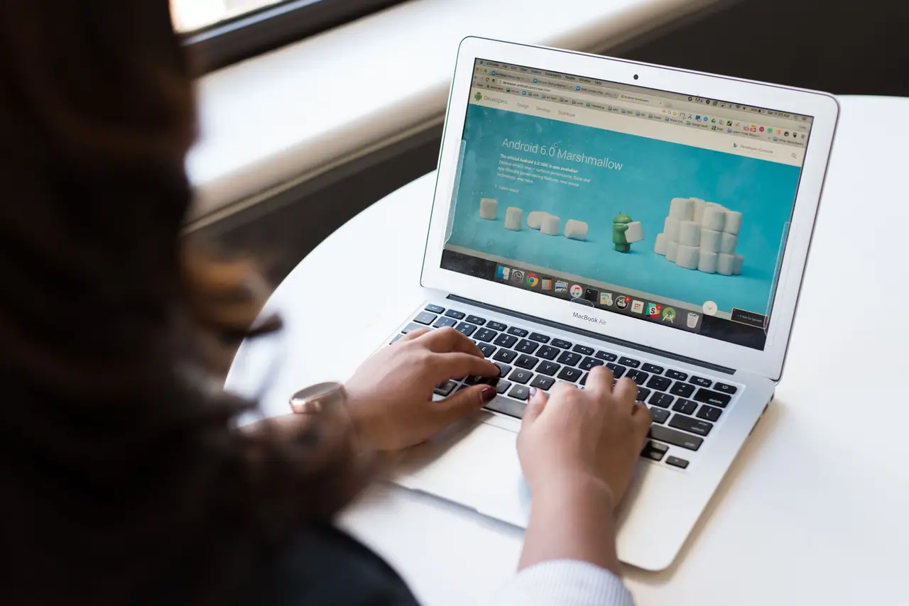 Personne optimisant une page de conversion sur ordinateur Personne optimisant une page de conversion sur ordinateur